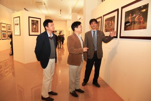 Thứ trưởng Bộ VHTTDL Vương Duy Biên tham quan triển lãm